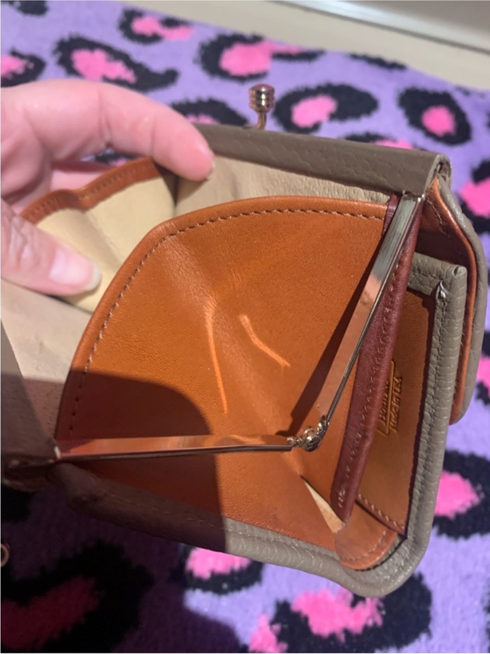 Dooney & Bourke Teton Taupe Leather Wallet with Black Panel & Kisslock GUC - Picture 9 of 14